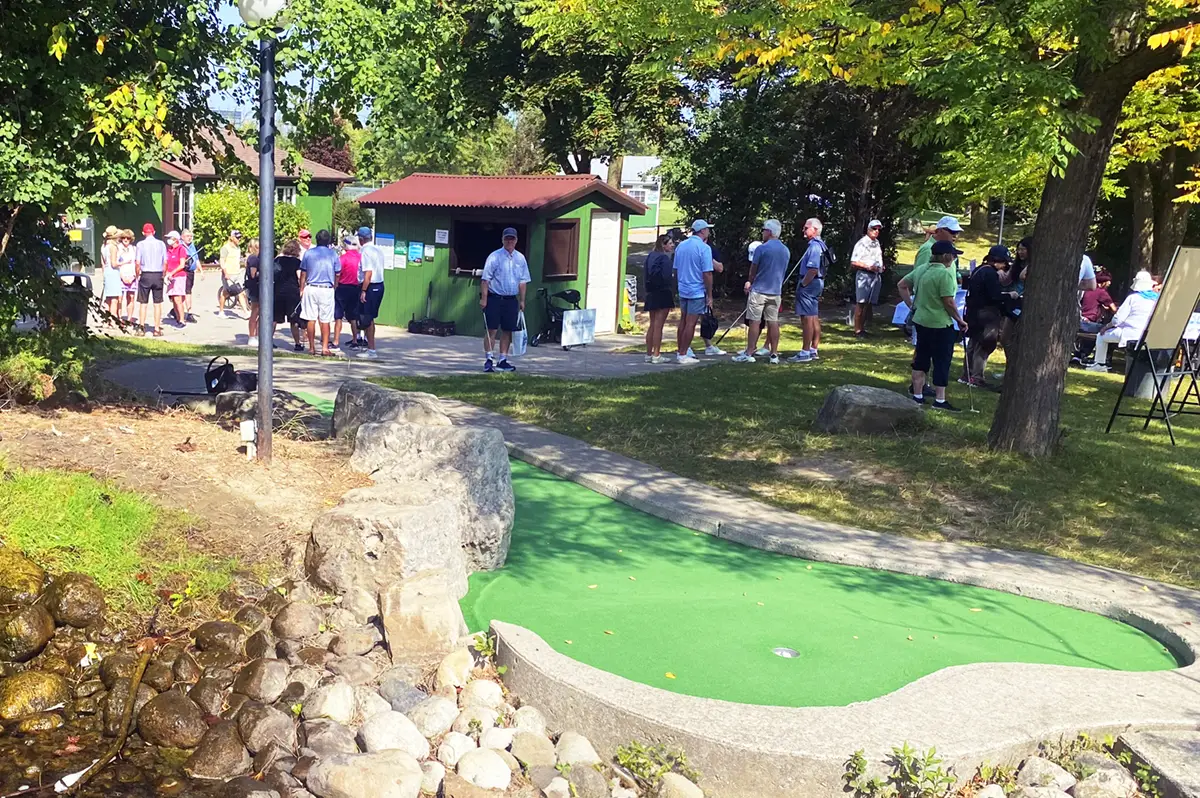 mini-golf starting crowd